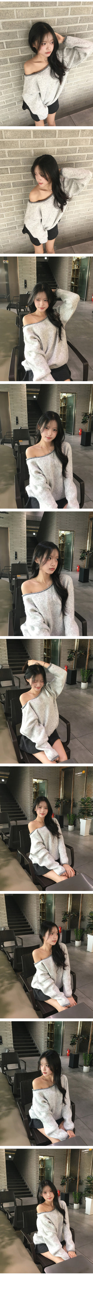 Two-tone off-shoulder long-sleeve knit