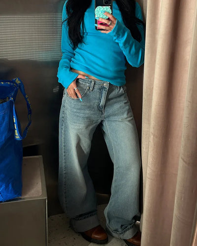 Low-waist curved light denim jeans