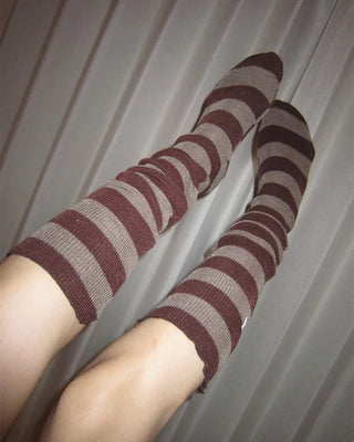 Scalloped hem border knee-high socks