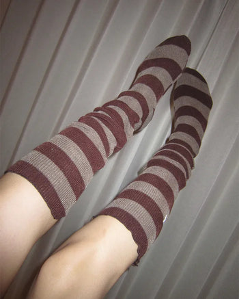Scalloped hem border knee-high socks