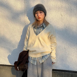Deep V-neck loose knit