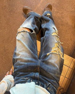 Wide distressed curved jeans