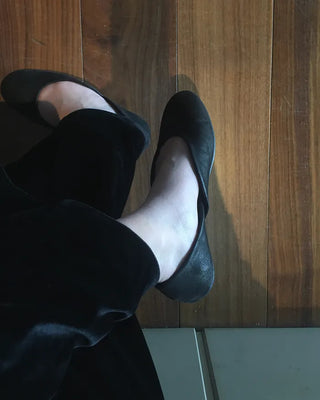 V-cut leather flat shoes