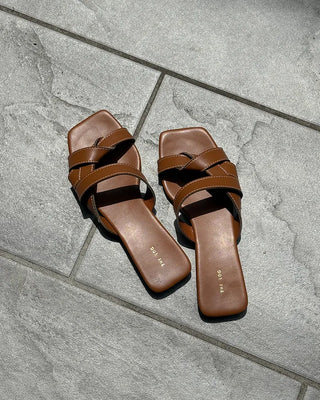Square-toe twist sandals