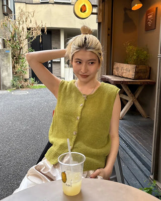 Round neck marble button knit vest