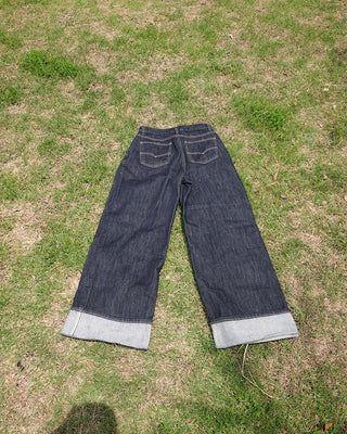 Rolled-up rigid denim pants