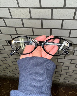 Slim oval frame glasses