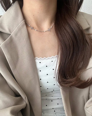 Flower detail chain necklace