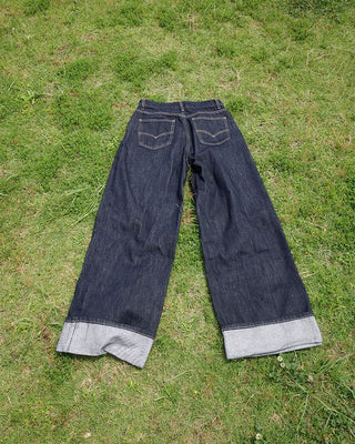 Rolled-up rigid denim pants