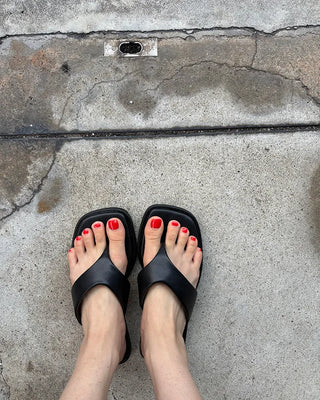 Square design flip sandals