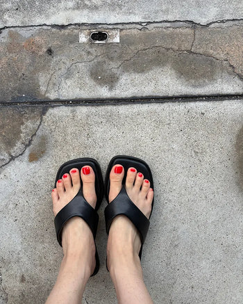 Square design flip sandals