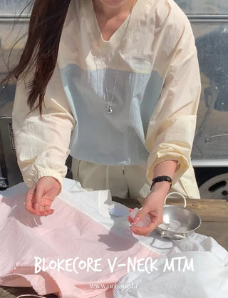 Loose-fit V-neck sweatshirt (2c)
