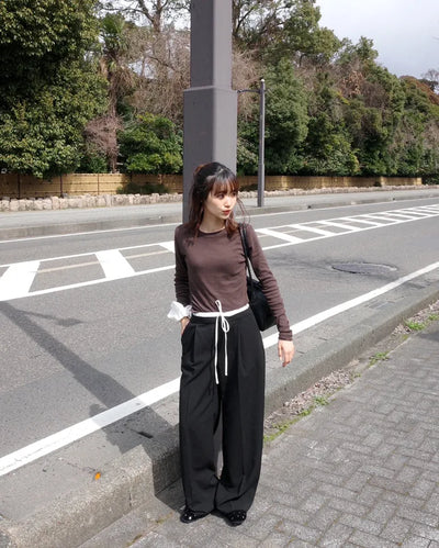 Layered design one-tuck slacks
