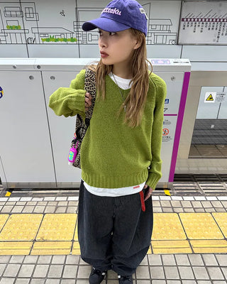 V-neck raglan shoulder wide rib sweater