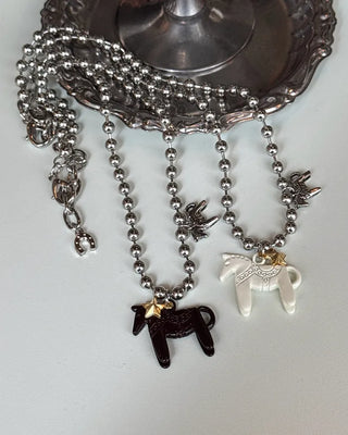 Horse motif pendant necklace