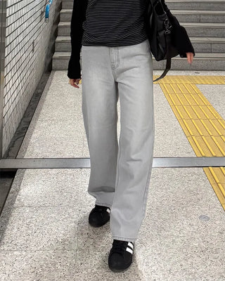 Light gray straight-leg denim jeans
