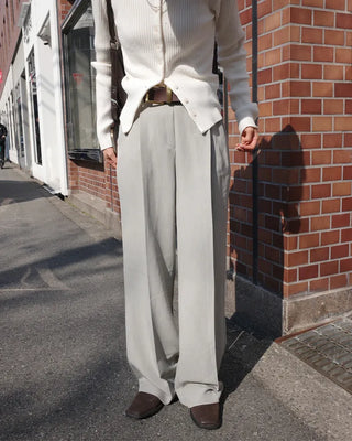 One-pleat straight slacks