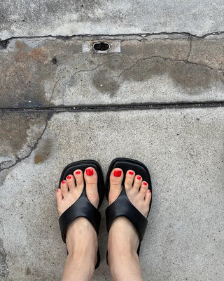 Square design flip sandals