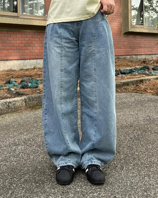 Curved balloon fit pleated denim pants