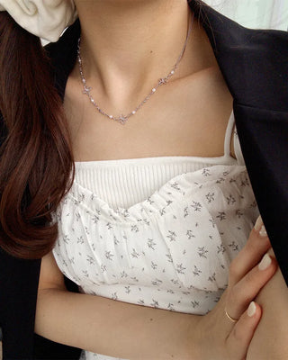 Flower detail chain necklace
