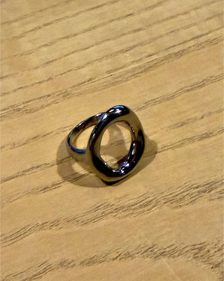 Oval design ring