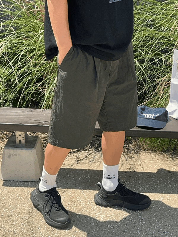 Butt Lightweight Single-Pleat Bermuda Banding Shorts