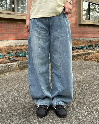 Curved balloon fit pleated denim pants