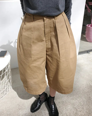 Side-tucked Bermuda shorts