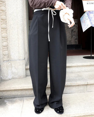 Layered design one-tuck slacks