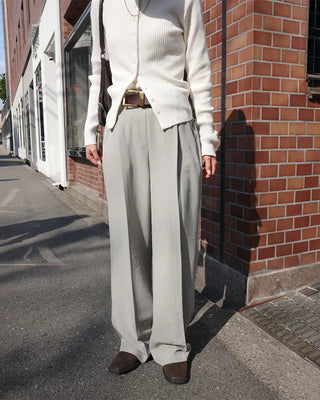 One-pleat straight slacks
