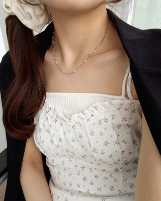 Flower detail chain necklace