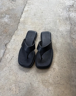 Square design flip sandals