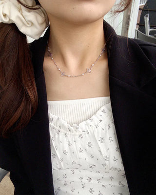 Flower detail chain necklace
