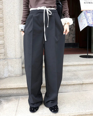 Layered design one-tuck slacks