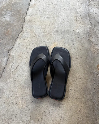 Square design flip sandals