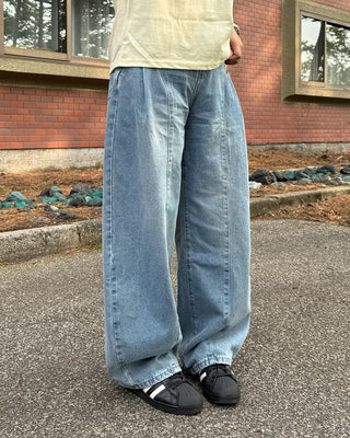 Curved balloon fit pleated denim pants