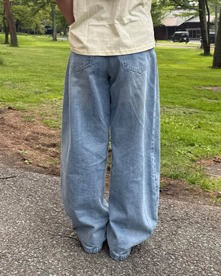 Curved balloon fit pleated denim pants