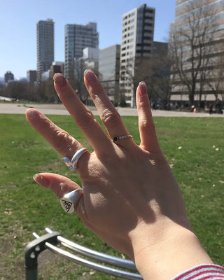 Curved knot ring