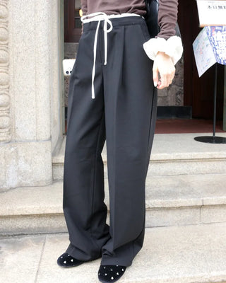 Layered design one-tuck slacks