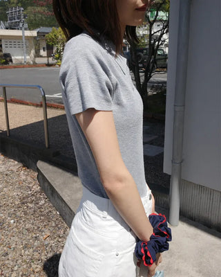 Colored neck button short-sleeved knit