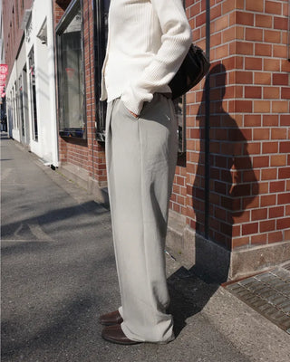 One-pleat straight slacks
