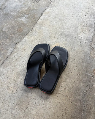 Square design flip sandals