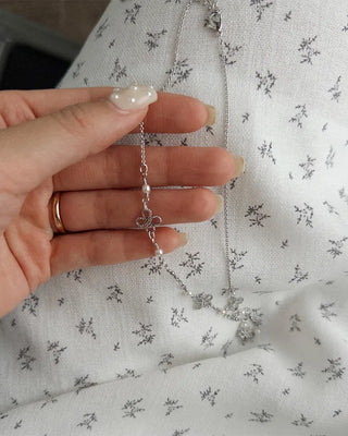 Flower detail chain necklace