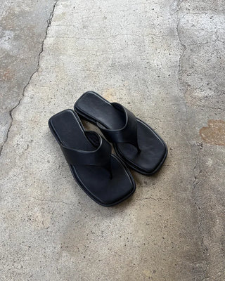 Square design flip sandals