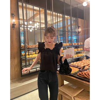 Frilled short-sleeved blouse