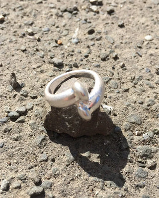 Curved knot ring