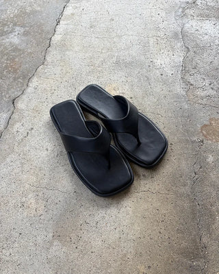 Square design flip sandals
