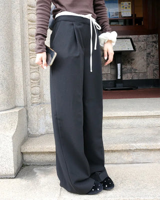 Layered design one-tuck slacks