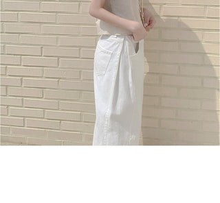 Wide-leg pants with side pleats