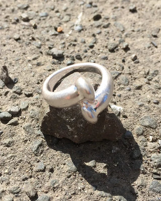 Curved knot ring